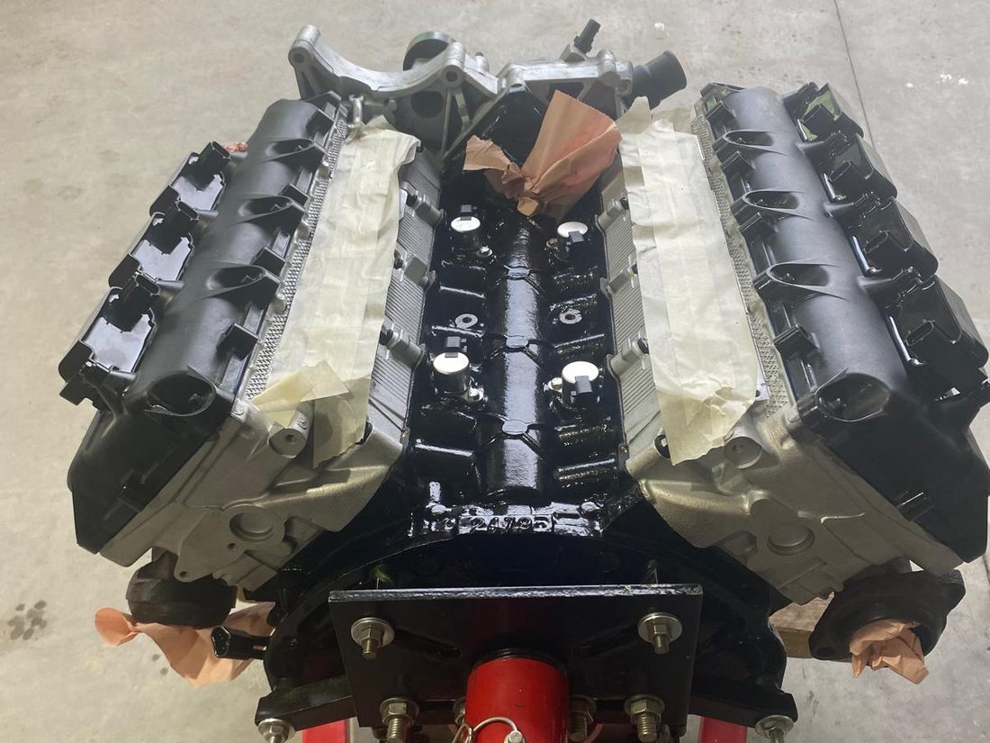 Bloc et culasses d'un V8 HEMI en cours de réfection à l'atelier Techtronic