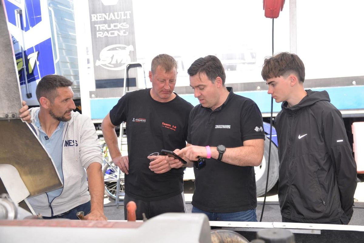 Analyse des donnees telemetriques dans le paddock avec l'equipe technique
