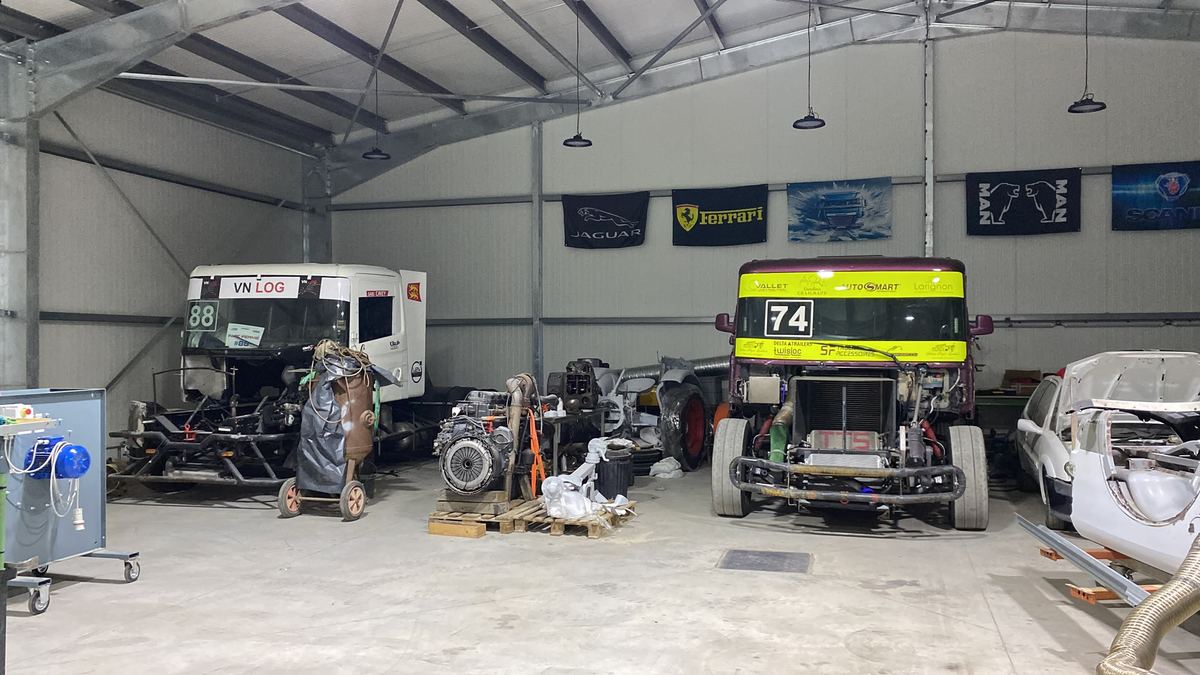 Camions de course en preparation dans l'atelier Techtronic