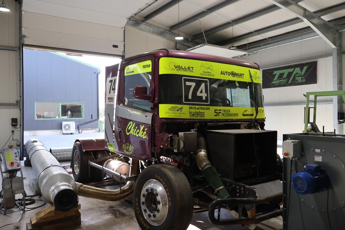Camion de course sur le banc de puissance Techtronic