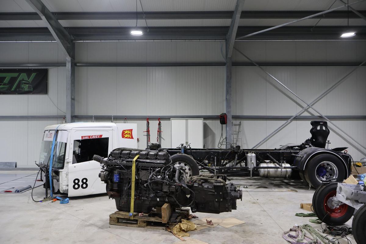 Camion de course mis a nu jusqu'au chassis pour refection integrale du faisceau electrique