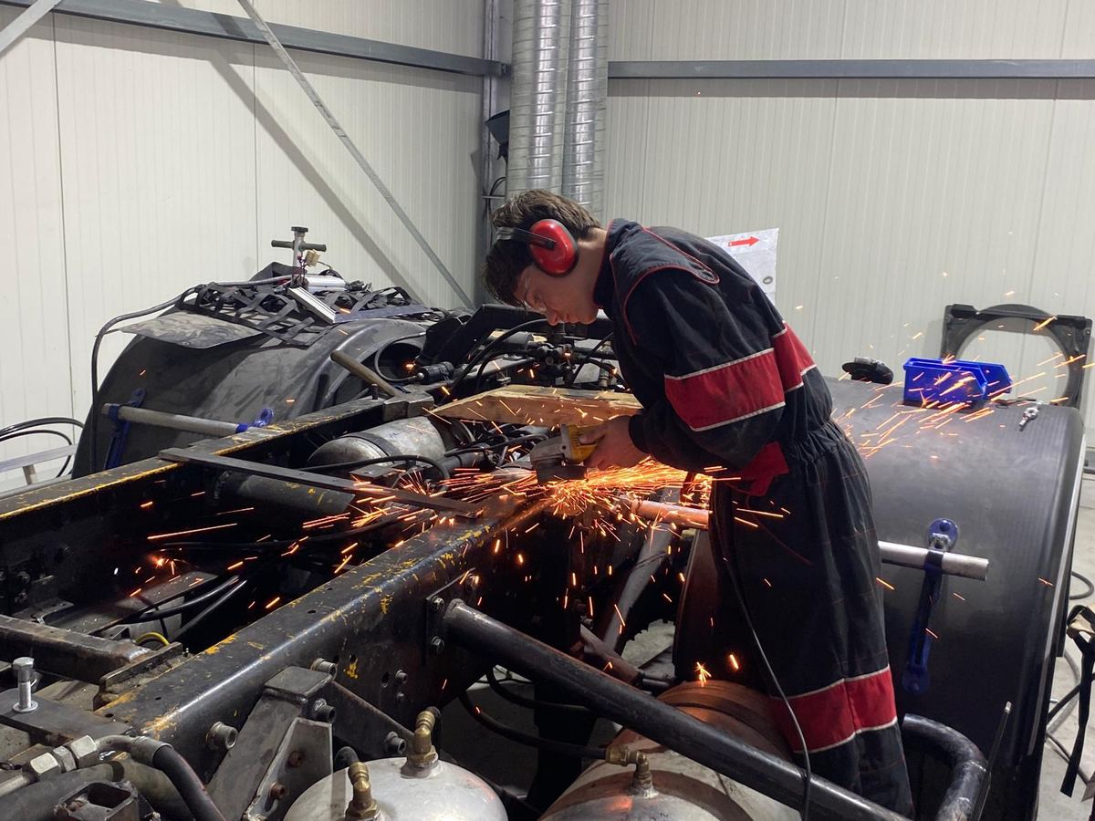 Travail de chaudronnerie sur chassis de camion de course