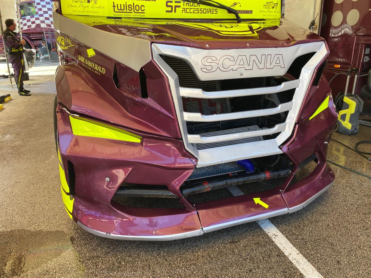 Face avant carrossee d'un camion de course Scania