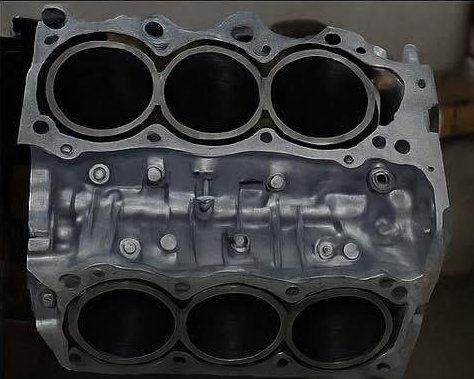 Bloc moteur six cylindres prepare dans l'atelier Techtronic