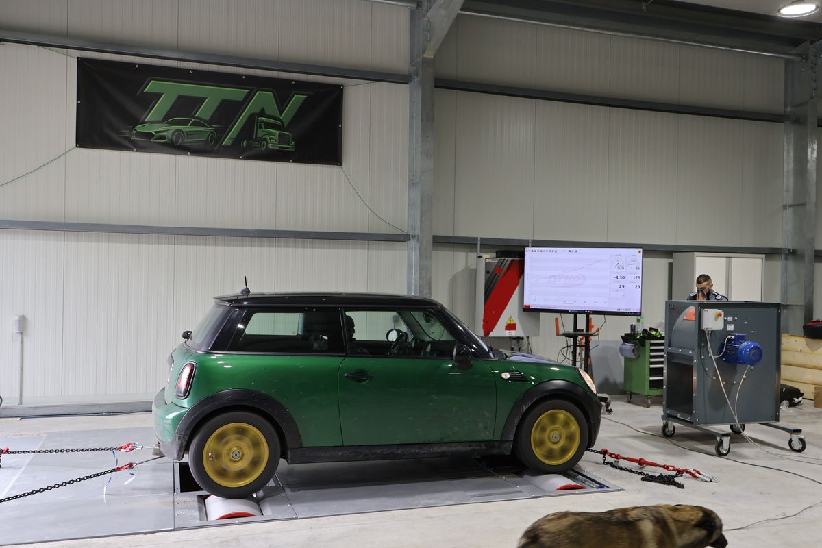 Mini Cooper sur le banc de puissance Techtronic pendant une mesure