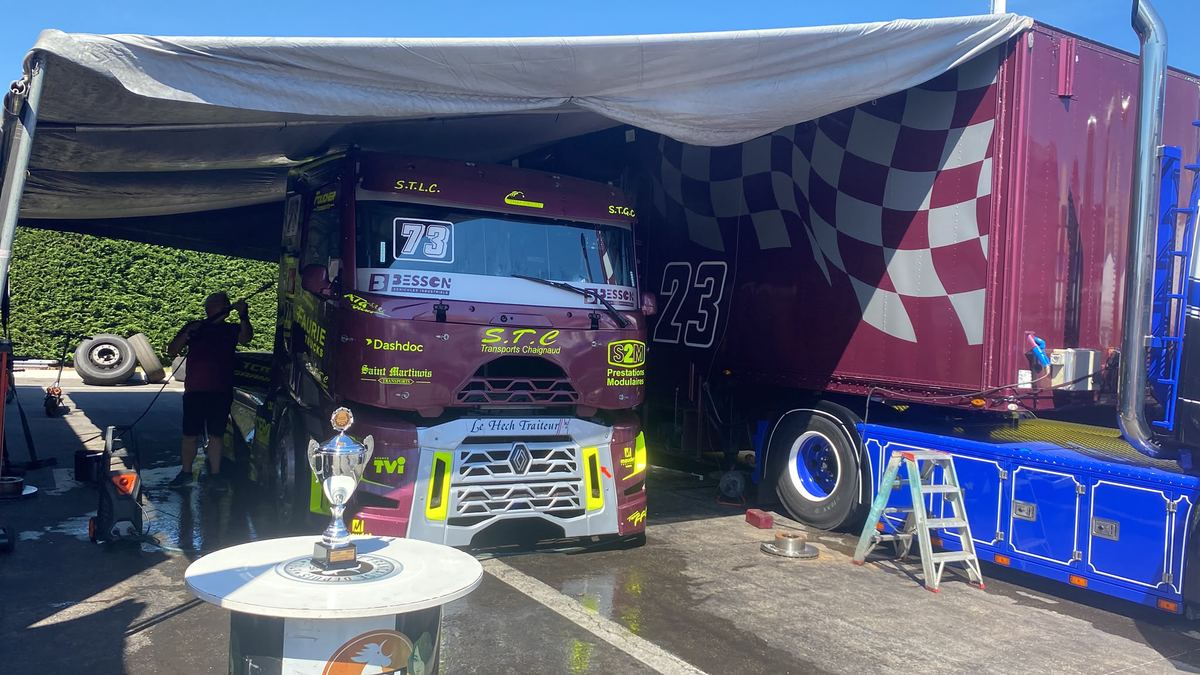 Camion de course Renault dans le paddock avec son trophee