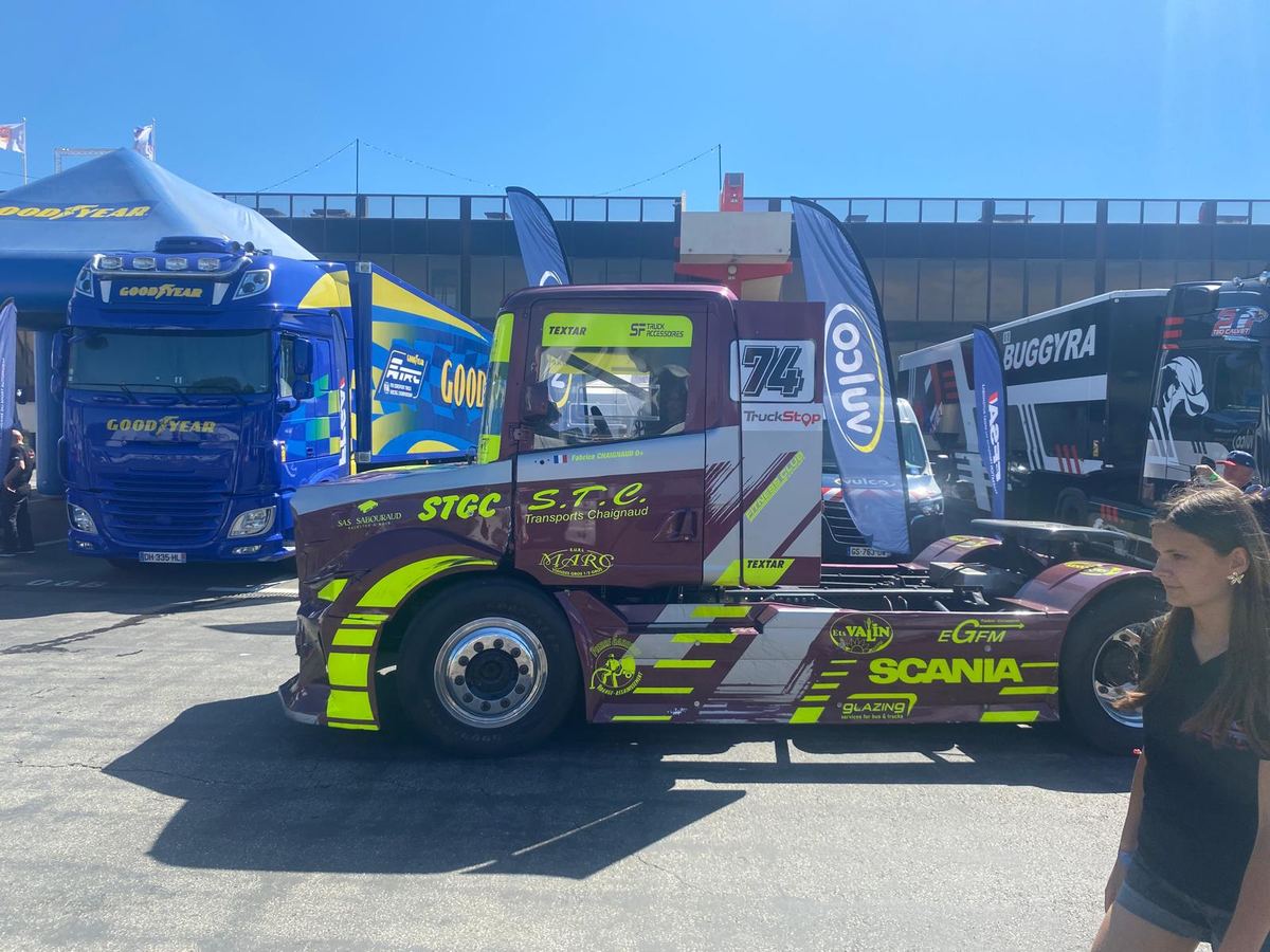 Camion de course dans le paddock d'une epreuve internationale