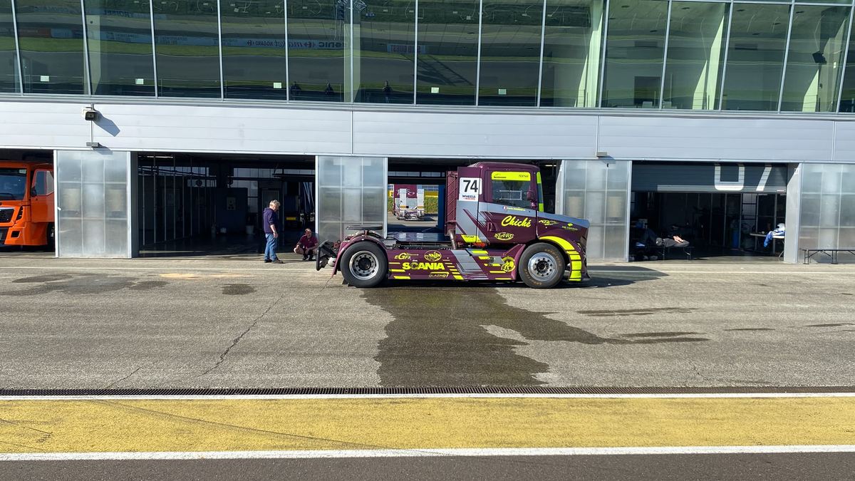 Camion de course Scania prepare par Techtronic dans la voie des stands
