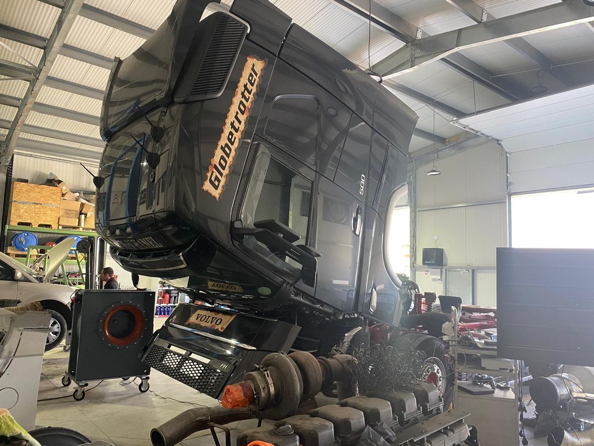 Volvo FH Globetrotter cabine basculee dans l'atelier Techtronic